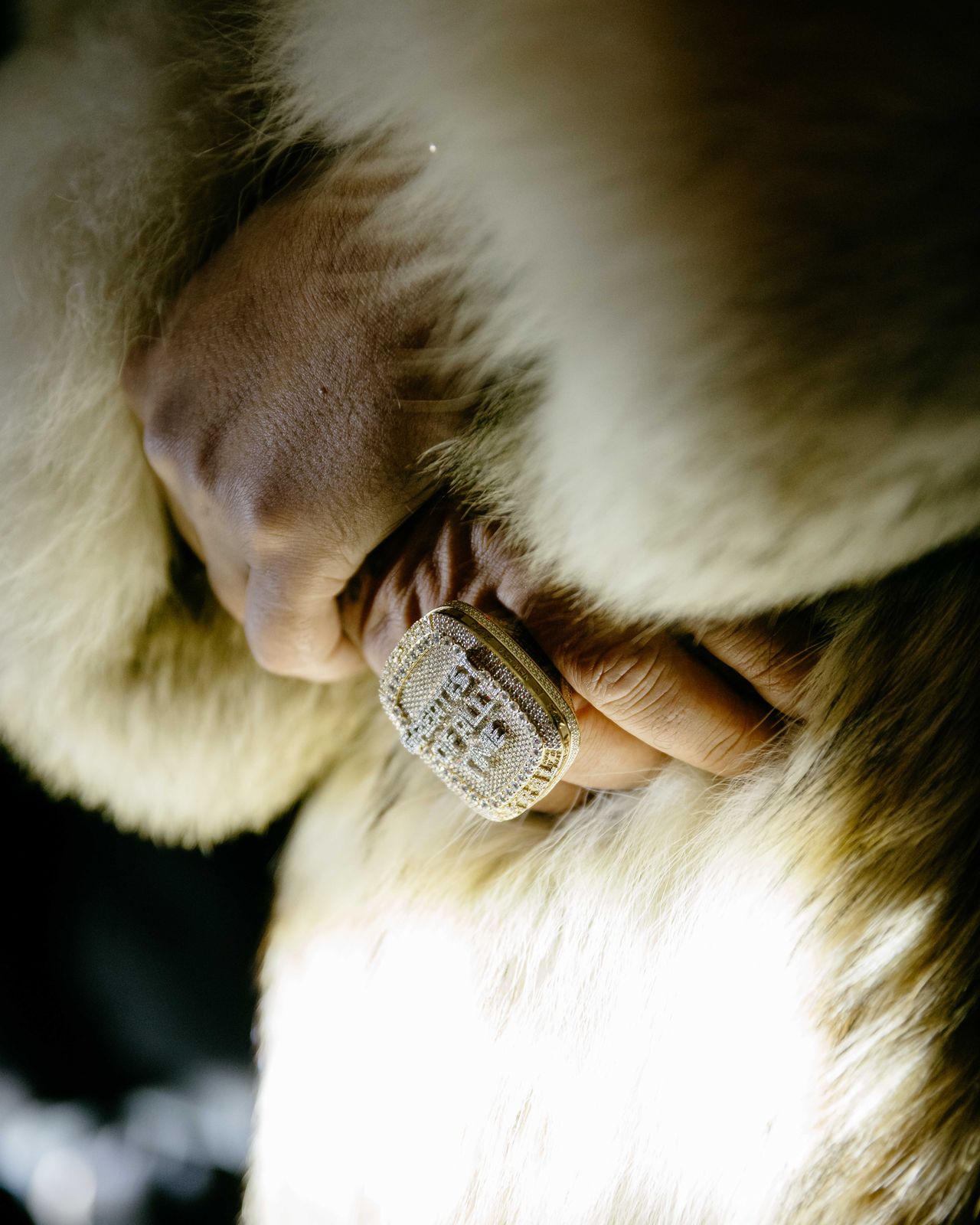 Luxury jewelry close-up diamond ring fur coat — Thomas Habr product photographer