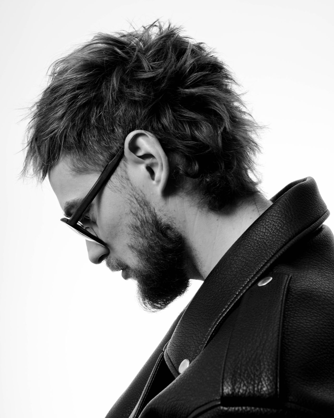 Daniel Pasek Editorial portrait man in black leather jacket side profile — Thomas Habr photographer