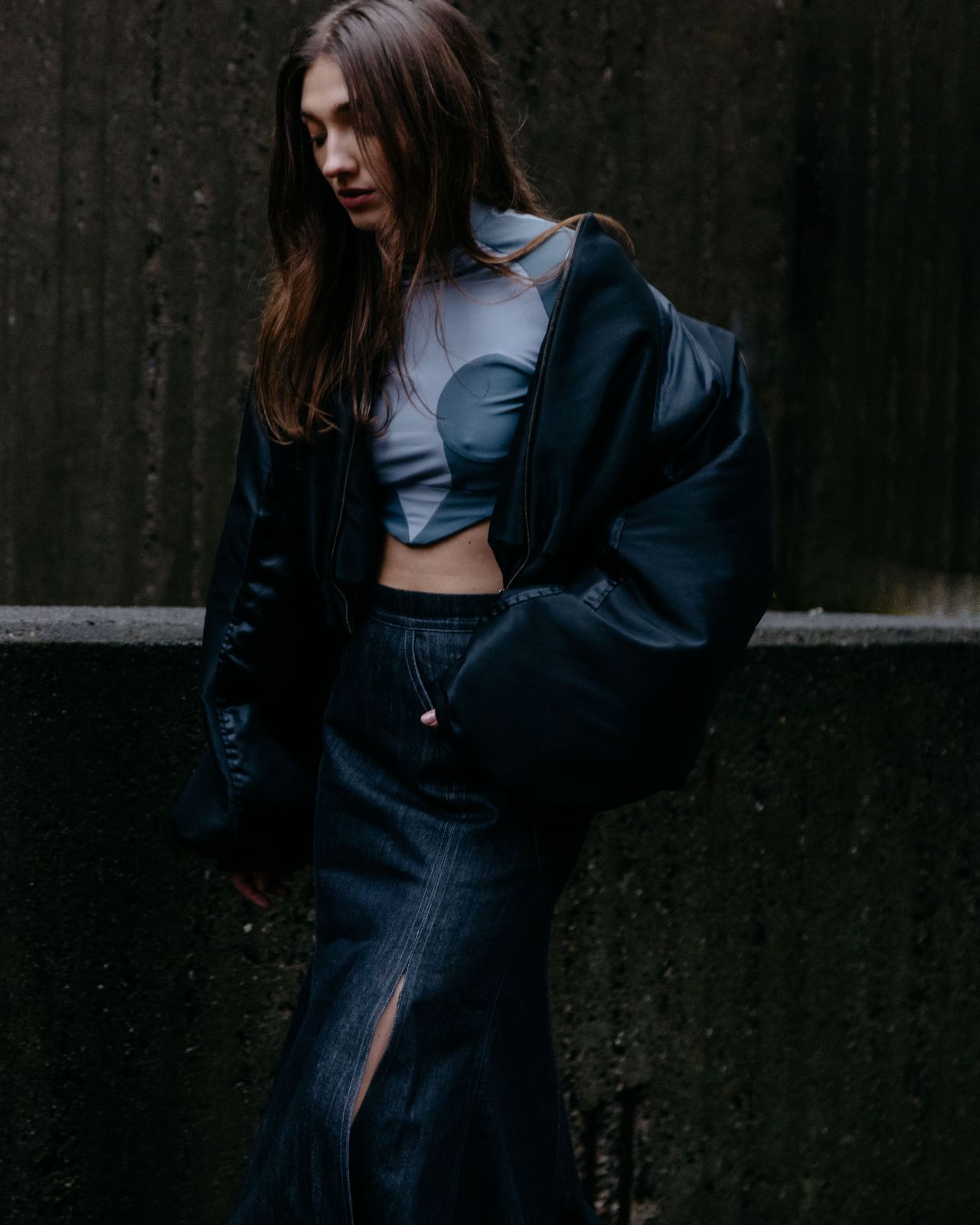 Street fashion editorial woman in leather jacket and crop top — Thomas Habr photographer