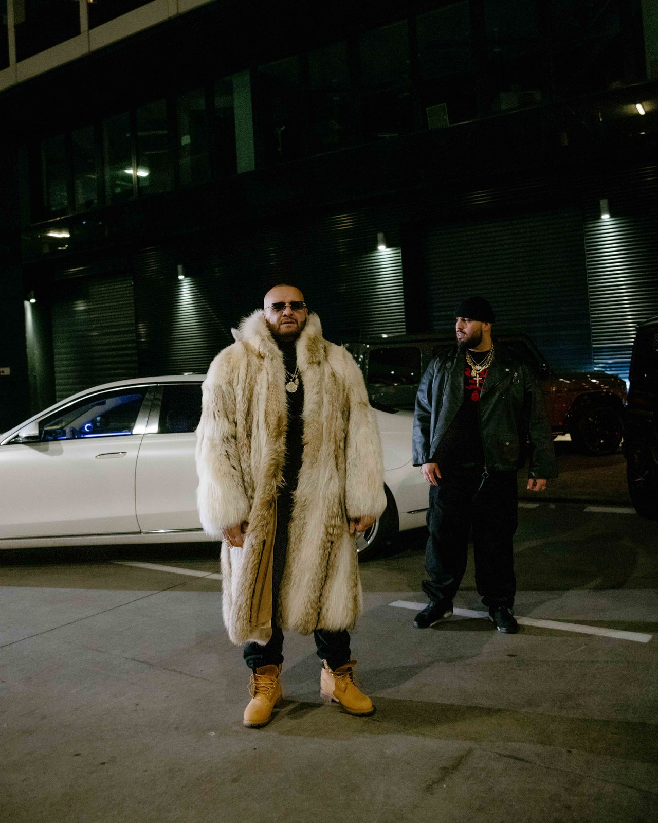 Night street photography two men in fur coats beside white car — Thomas Habr lifestyle photographer