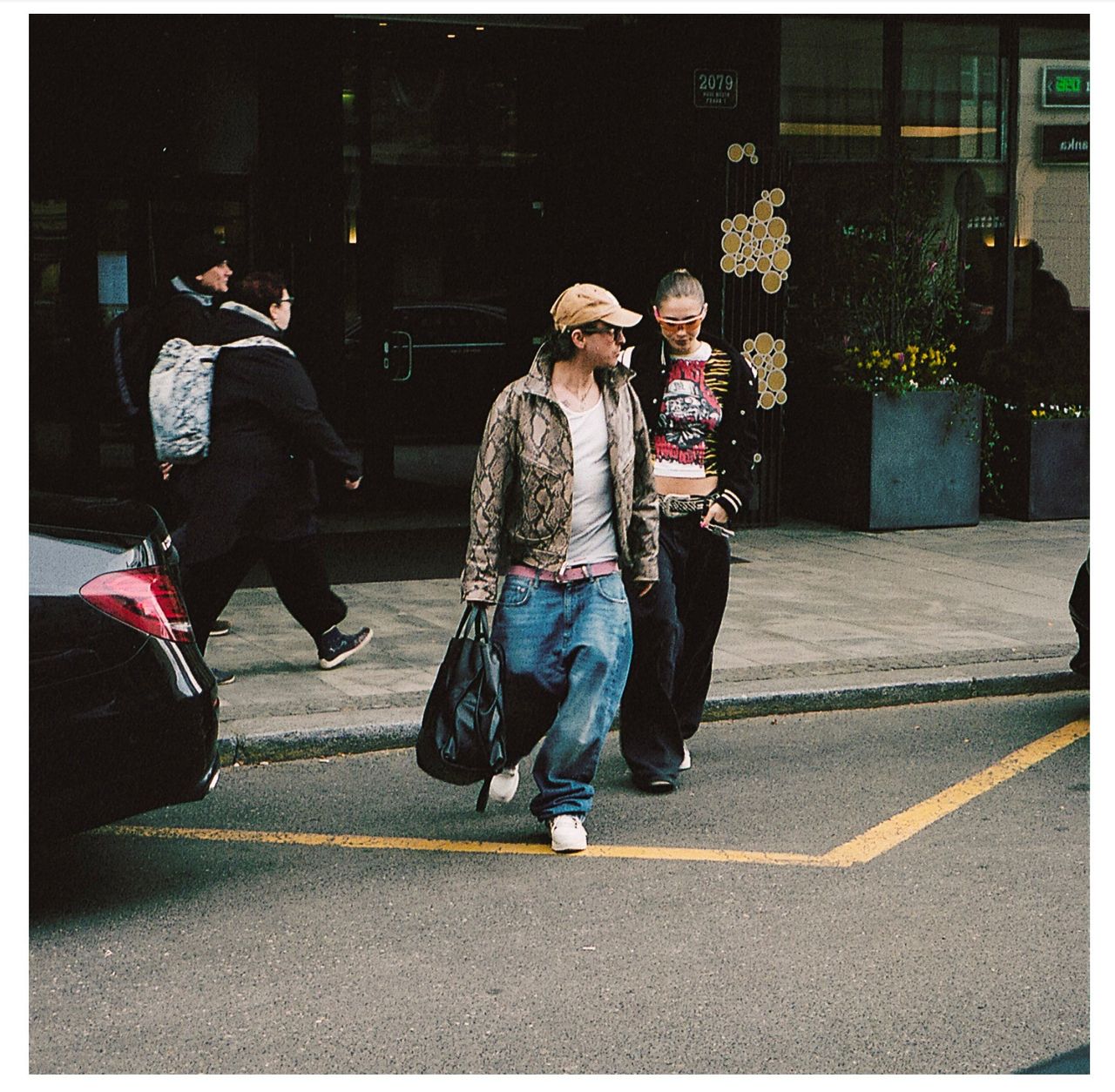 Street photography fashion editorial people walking city — Thomas Habr lifestyle photographer