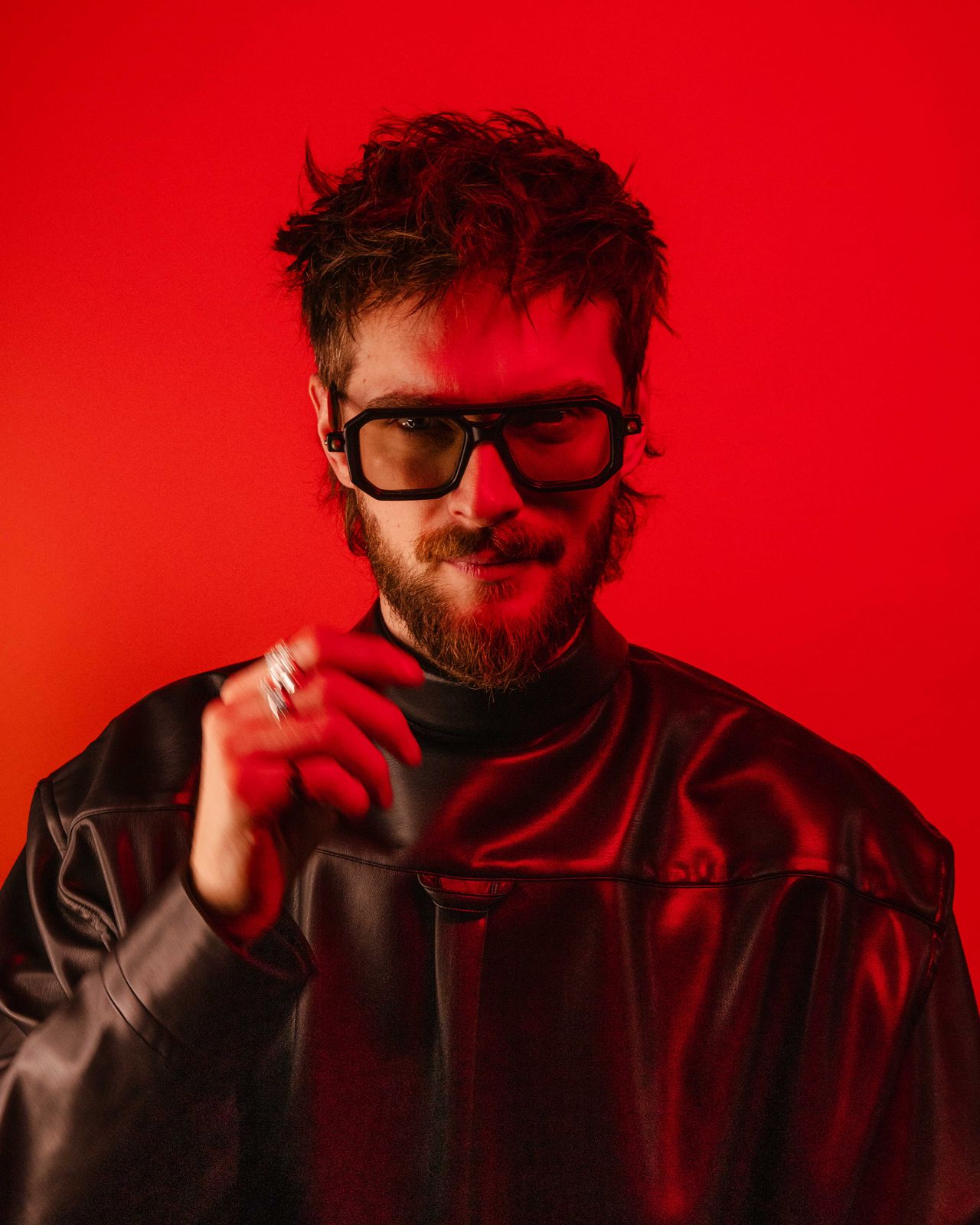 Daniel Pasek portrait red background dramatic lighting — Thomas Habr photographer Prague