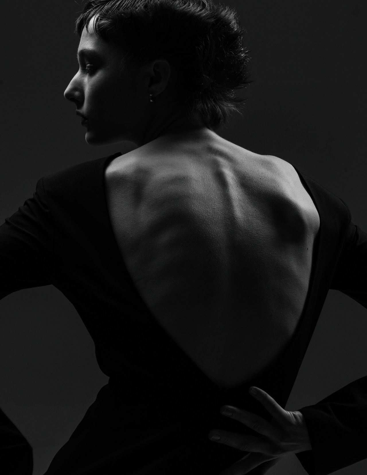 Black and white fine art portrait woman bare back arched — Thomas Habr fine art photographer